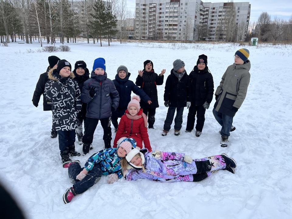 4 В класс (классный руководитель: Штанина О.В) вышли на зимнюю прогулку..