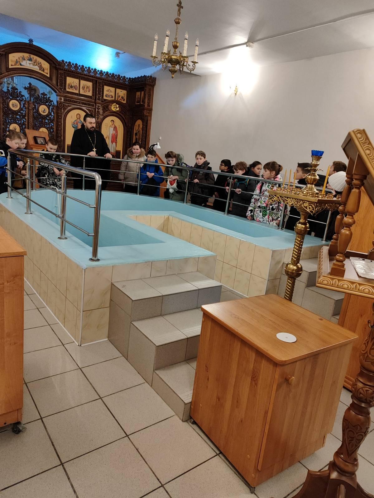 Учащиеся 3д класса с классным руководителем, посетили храм св. Апостола Андрея Первозванного.