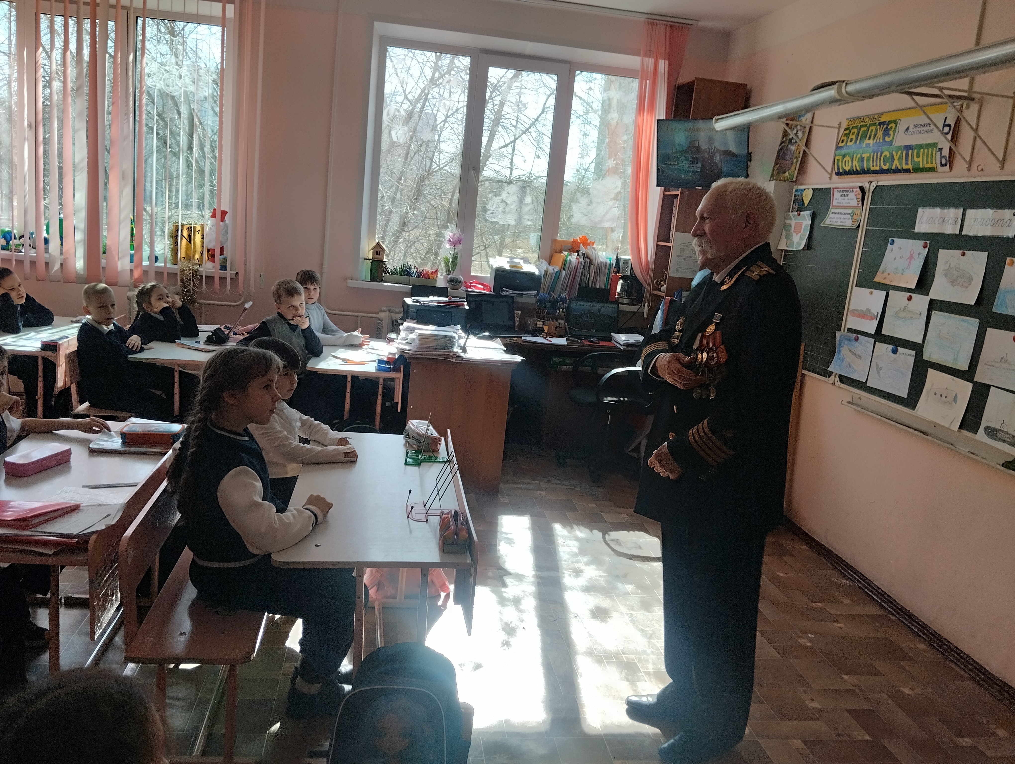 Уникальная встреча в 1В классе: Настоящий моряк-подводник! ️.
