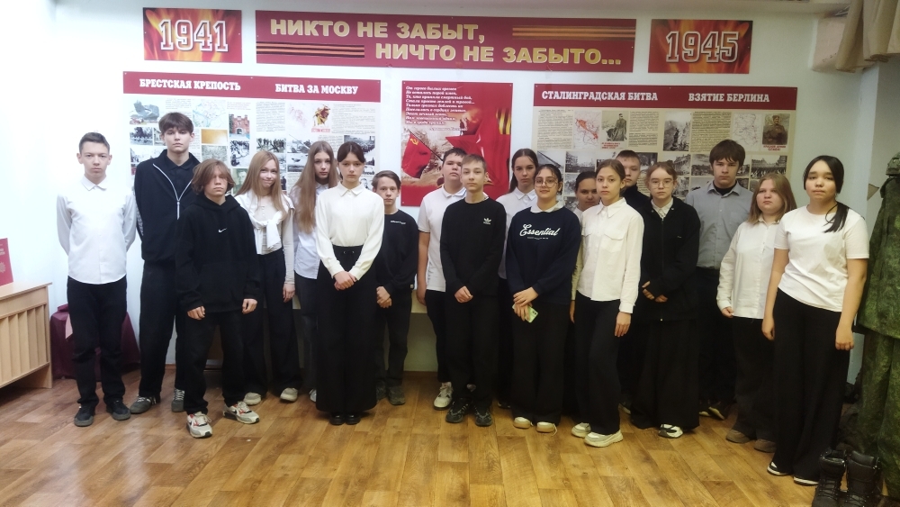 В 7В,8В классы посетили школьный музей Боевой и Трудовой Славы..