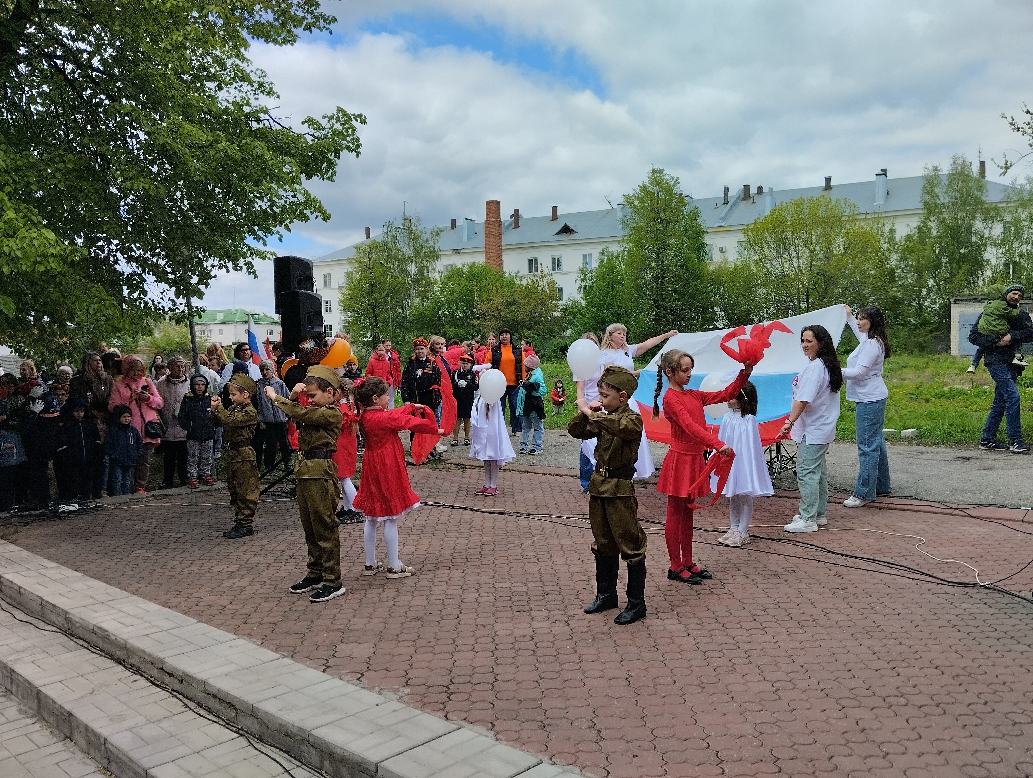 9 мая 1В класс принял активное участие в торжественном мероприятии.
