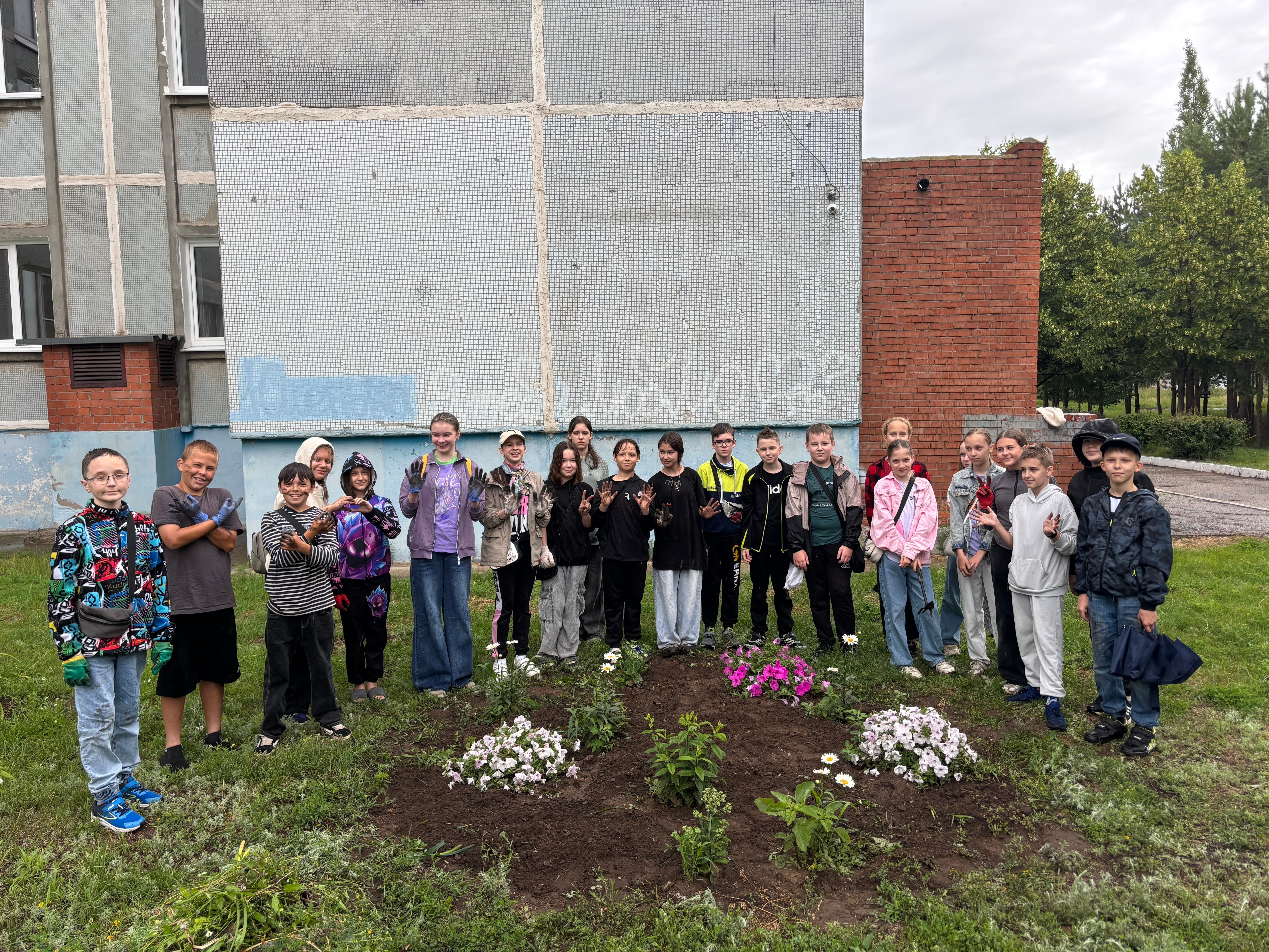5 «Г» приступил к отработке на пришкольном участке..