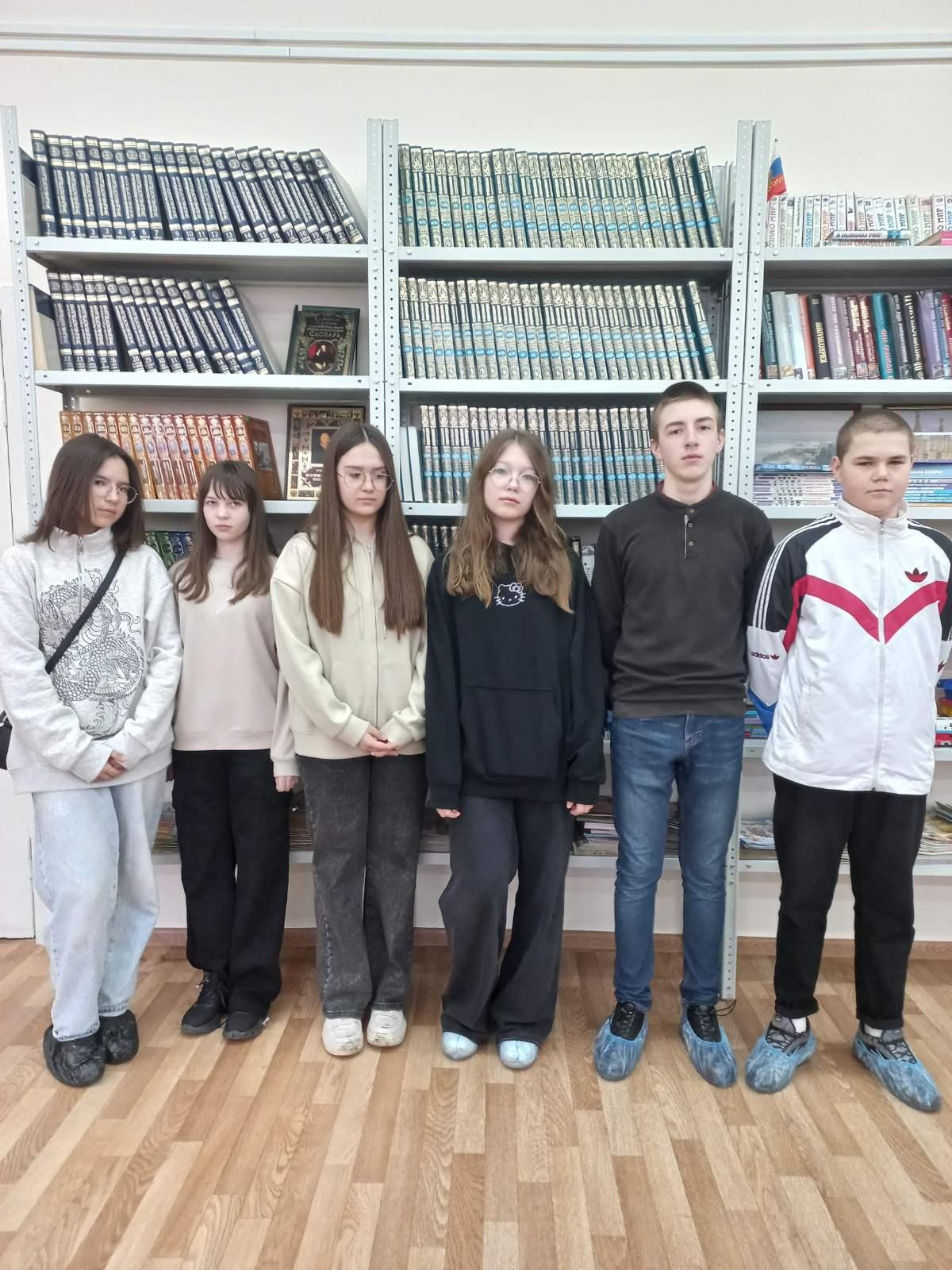 Учащиеся 7 б класса в дни весенних каникул посетили библиотеку.