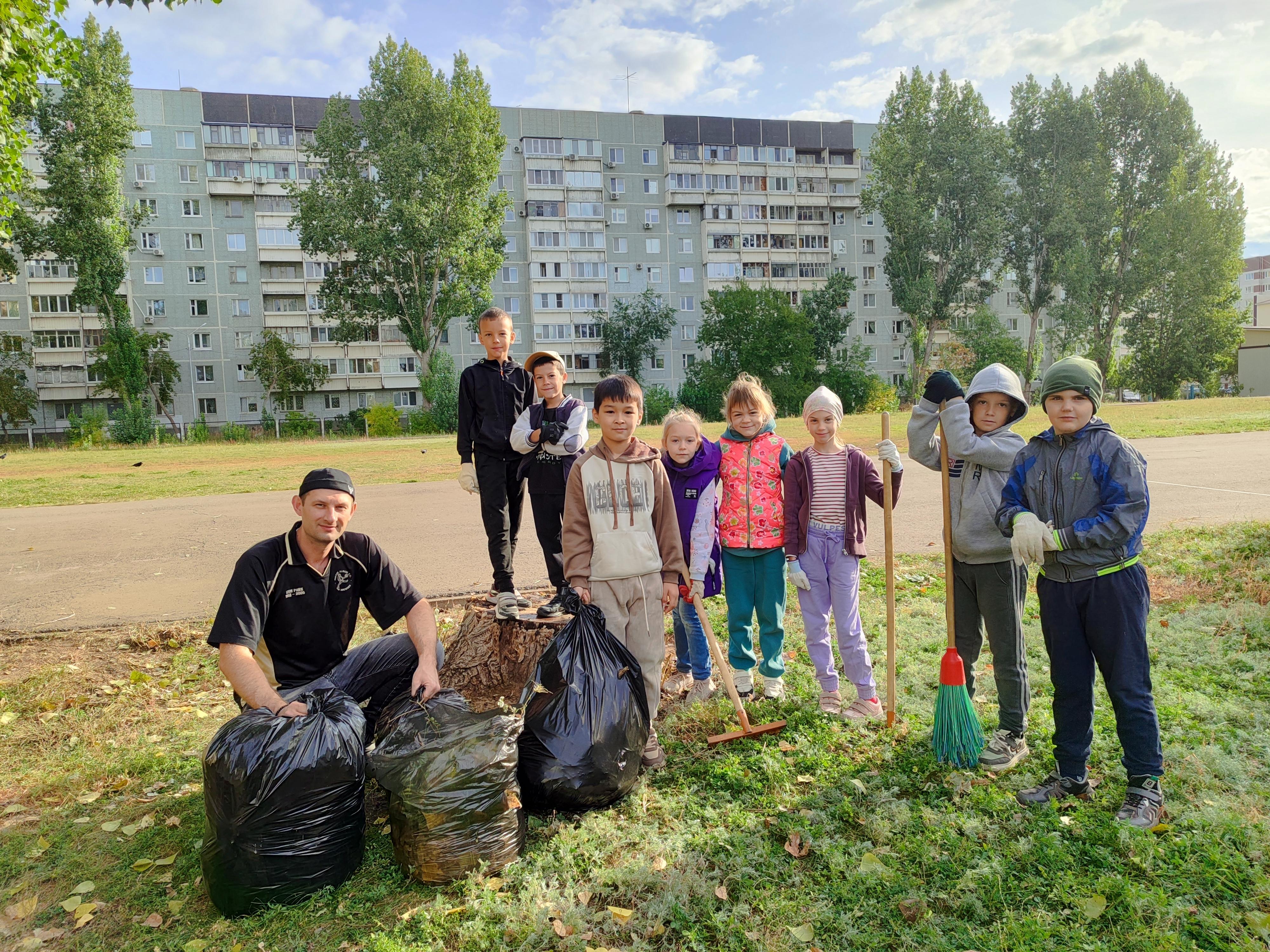 Родители и учащиеся 2Е класса присоединились к субботнику..