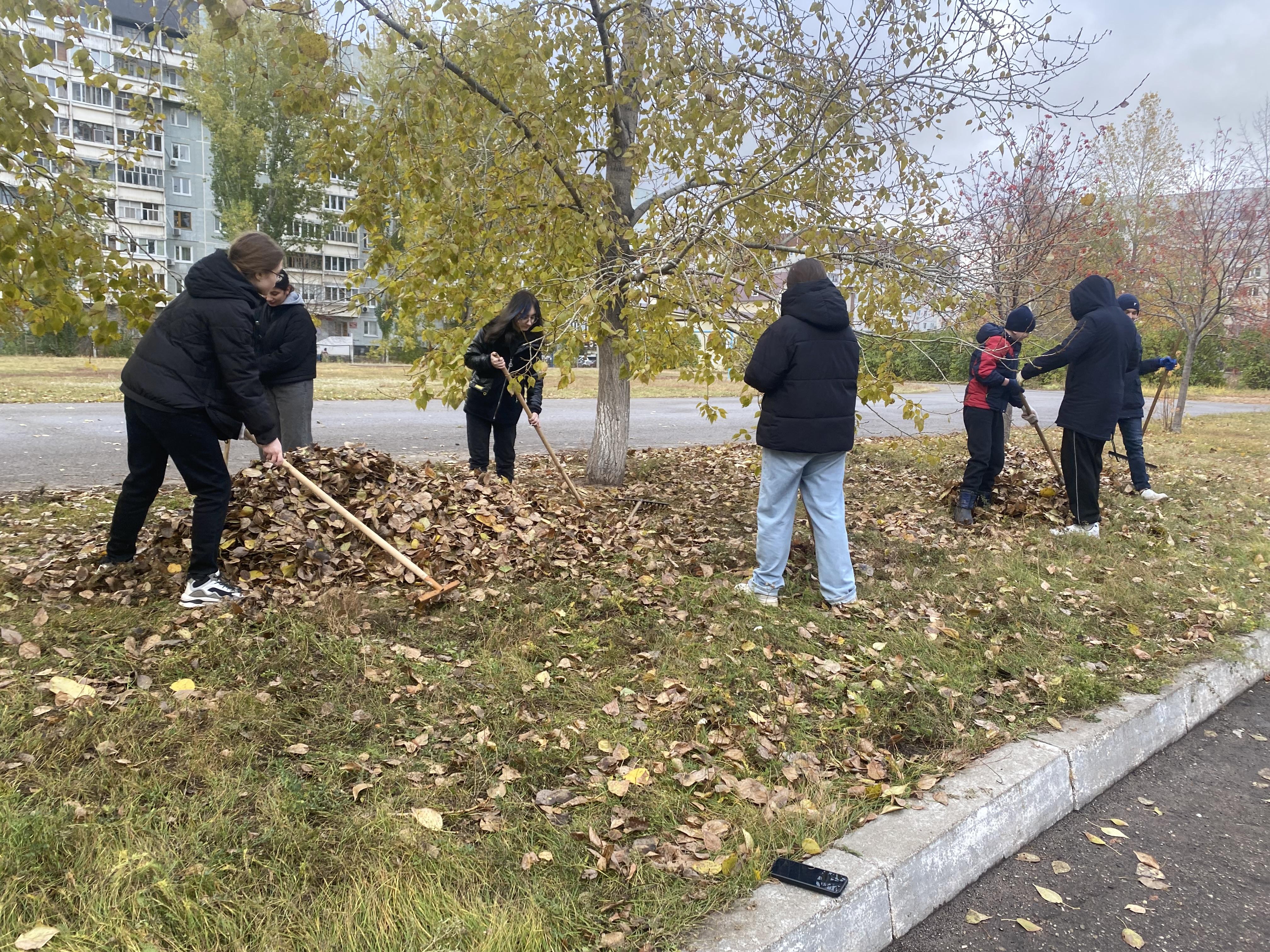 Учащиеся 8 в класса приняли участие в субботнике..