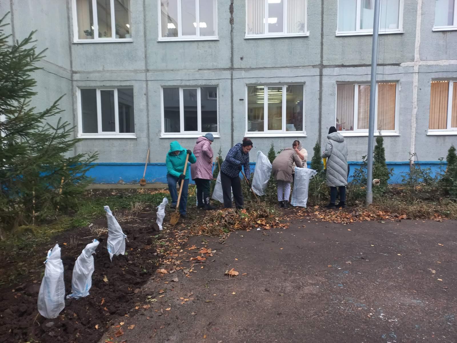 Педагогический коллектив принял участие в субботнике по благоустройству пришкольной территории..