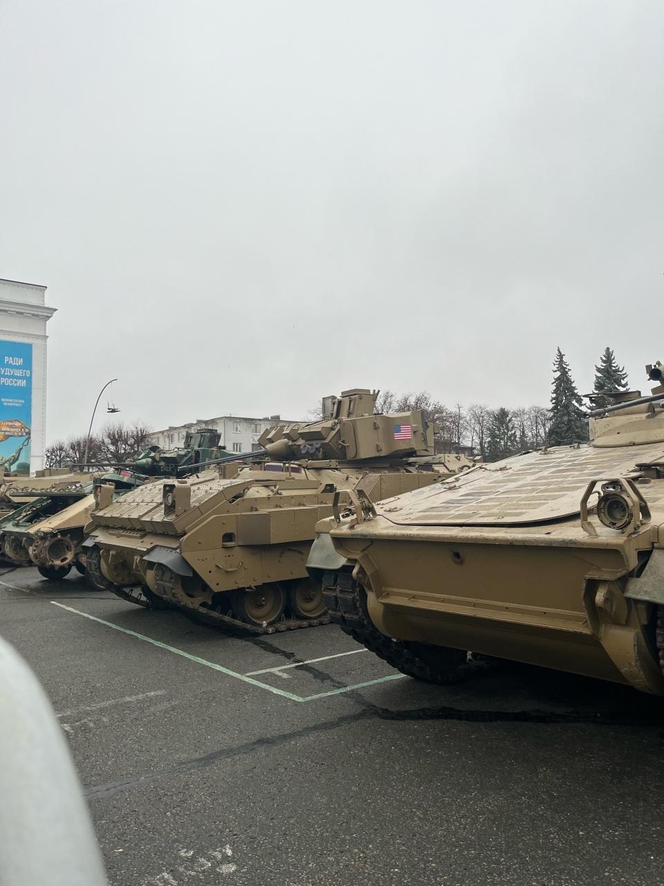 Учащиеся 10а и 11А классов посетили выставку трофейной военной техники НАТО..