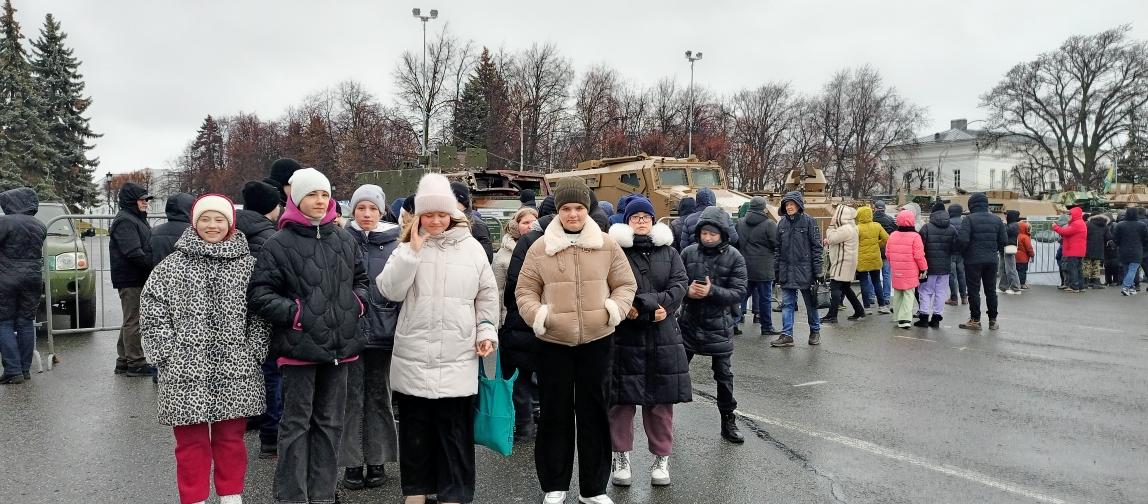 Учащиеся 7б и 7в класса побывали на выставке трофейной техники ВСУ и стран НАТО..