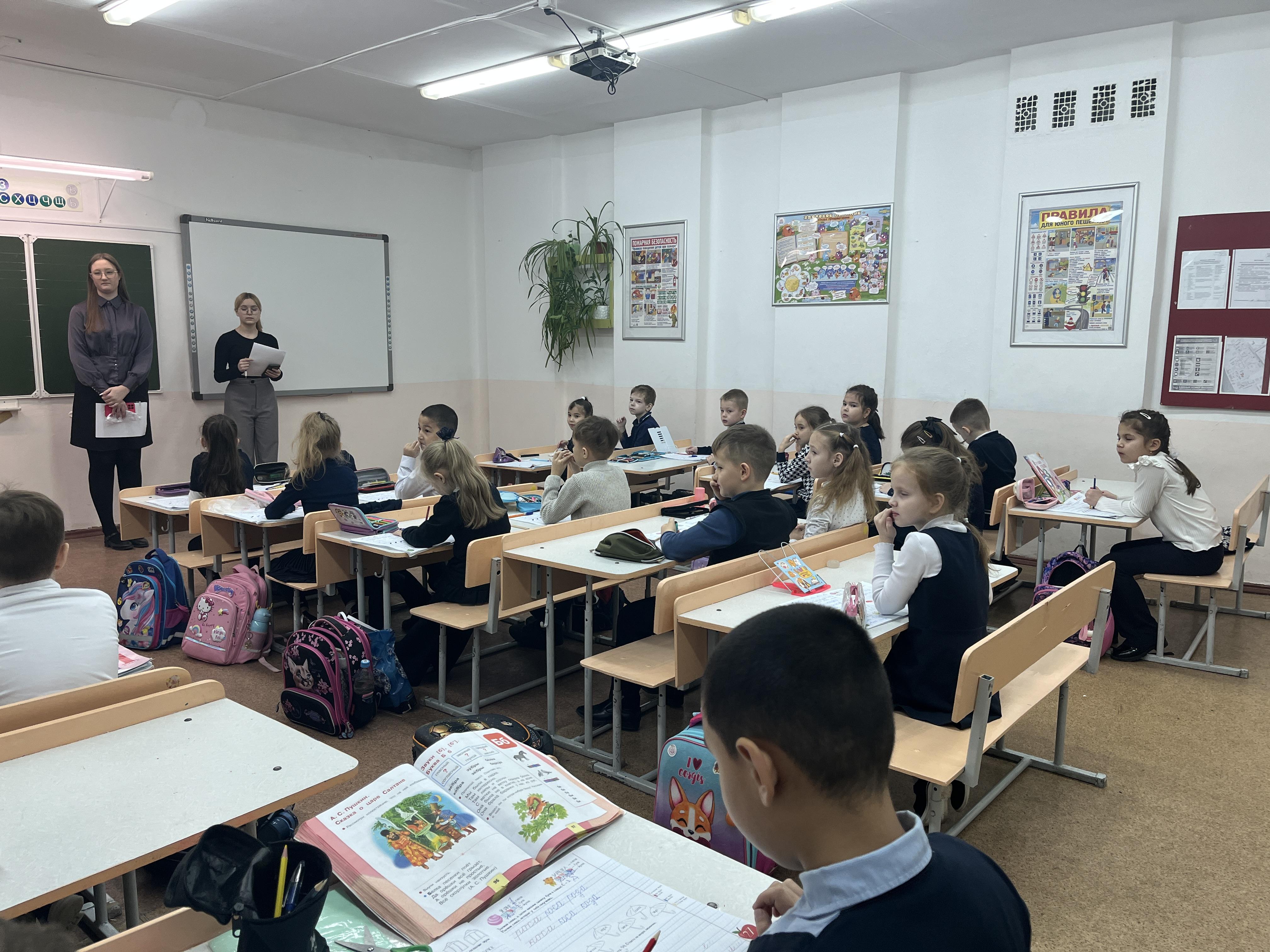 Волонтёрский отряд «Здесь и сейчас» провел в 1 б акцию ко Дню защиты инвалидов..