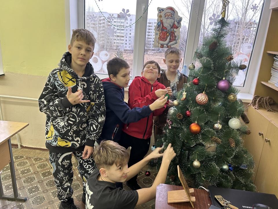07.12.2024 5Д класс собрался в кабинете , чтобы украсить его к Новому году!.
