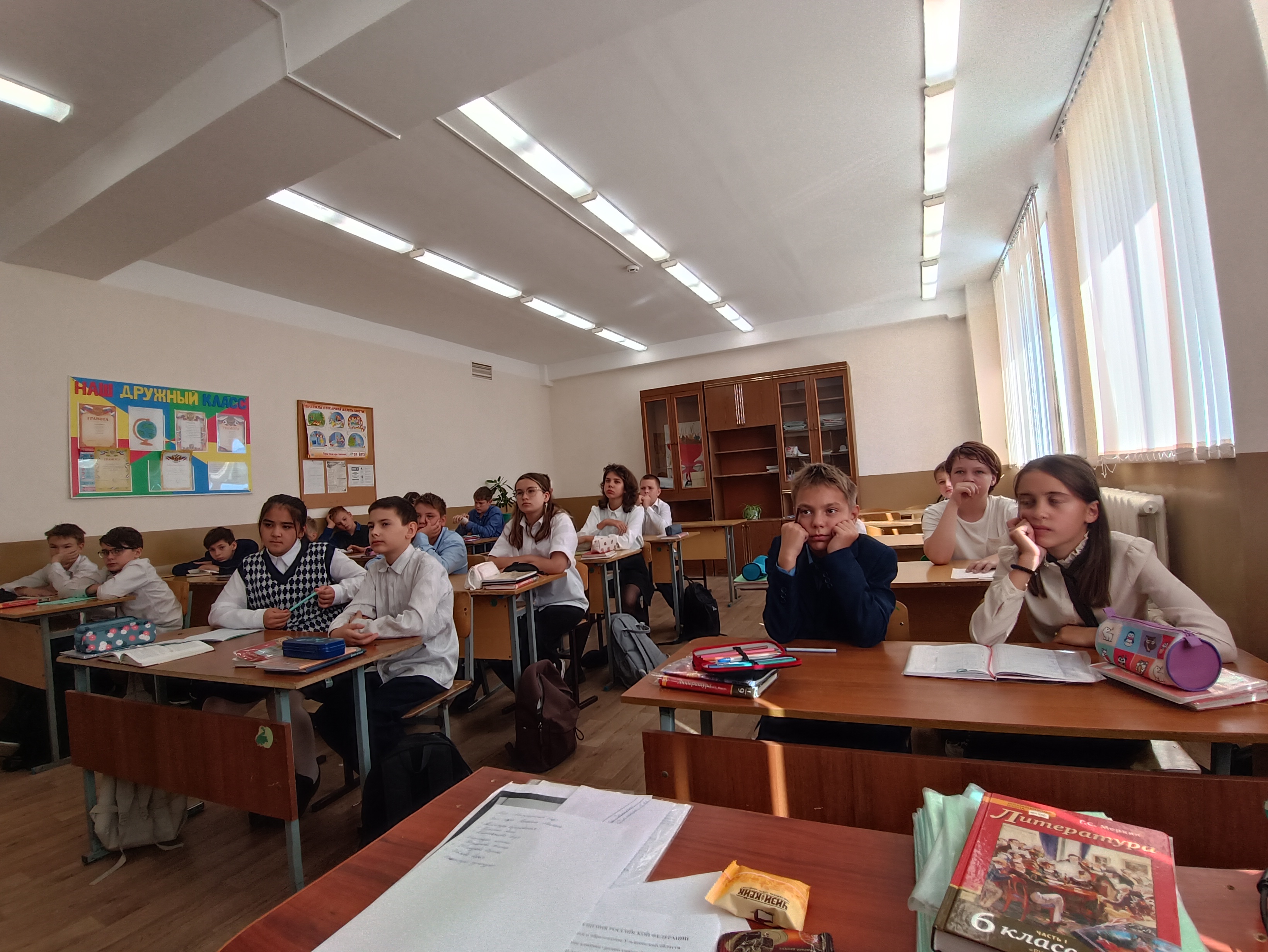 Сегодня в 6Д классе прошёл урок &amp;quot;Поэт аула и планеты&amp;quot;, посвящённый Расулу Гамзатову.