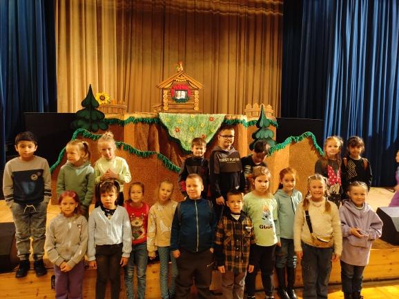 Учащиеся 2 Е посетили кукольный театр, спектакль Гуси-лебеди..