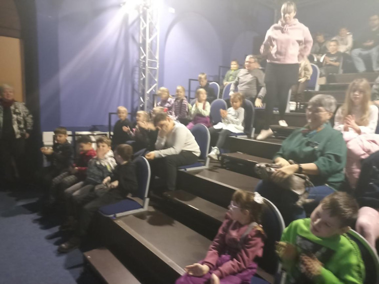 Каникулы! Учащиеся 1 класса В посетили сегодня Ульяновский театр кукол..