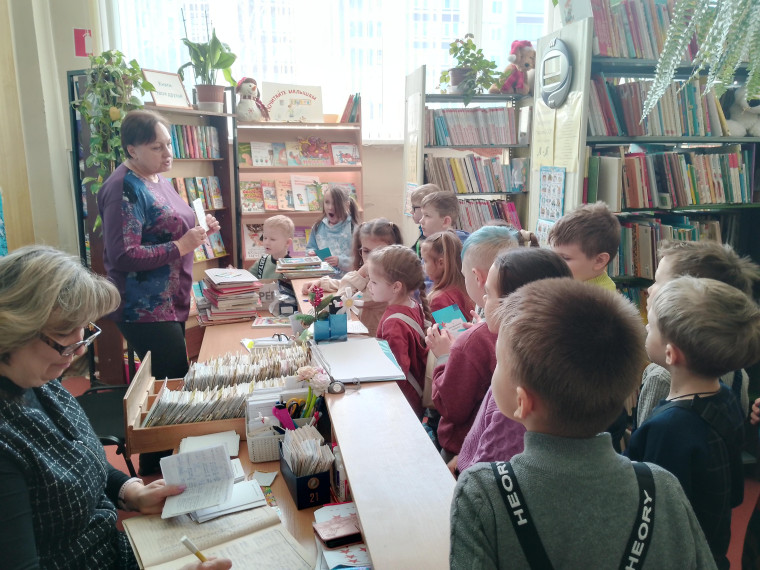 21 февраля учащиеся 1 Д класса побывали в городской библиотеке №2 им. Н.Г.Зырина.