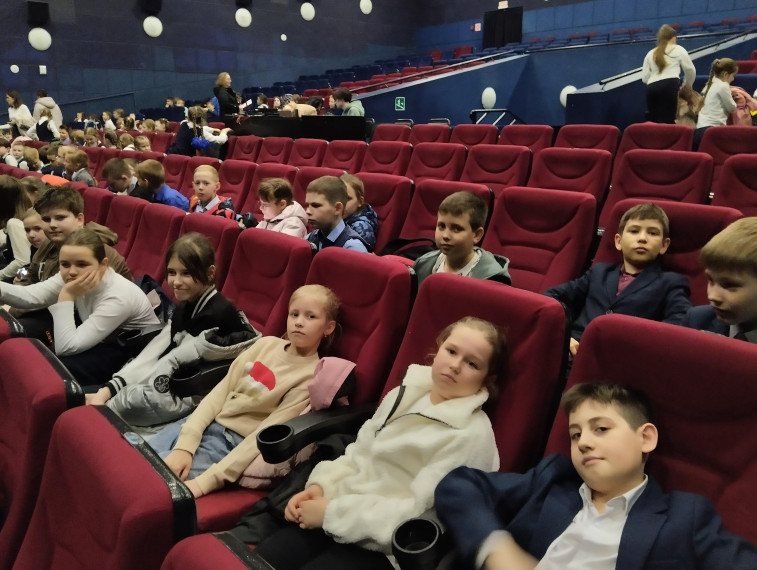 4апреля 3г и 4в посетили ДК "Руслан" и посмотрели спектакль "Заговор невидимок.".