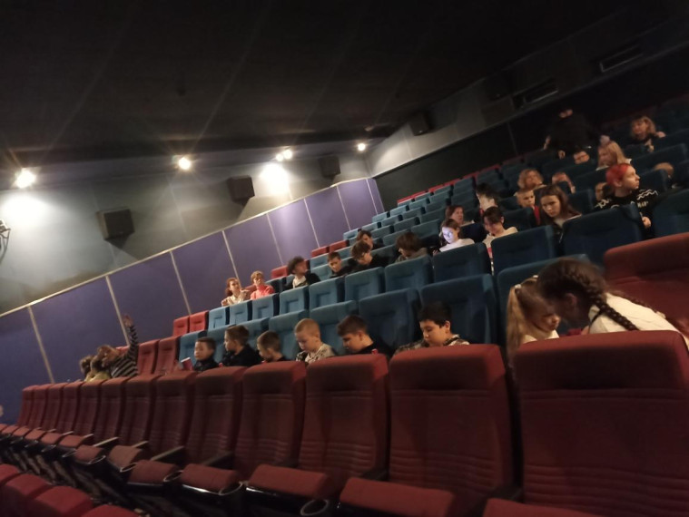 Учащиеся 2 класса В посетили ДК " Руслан", где посмотрели добрую и поучительную сказку "Огниво"..