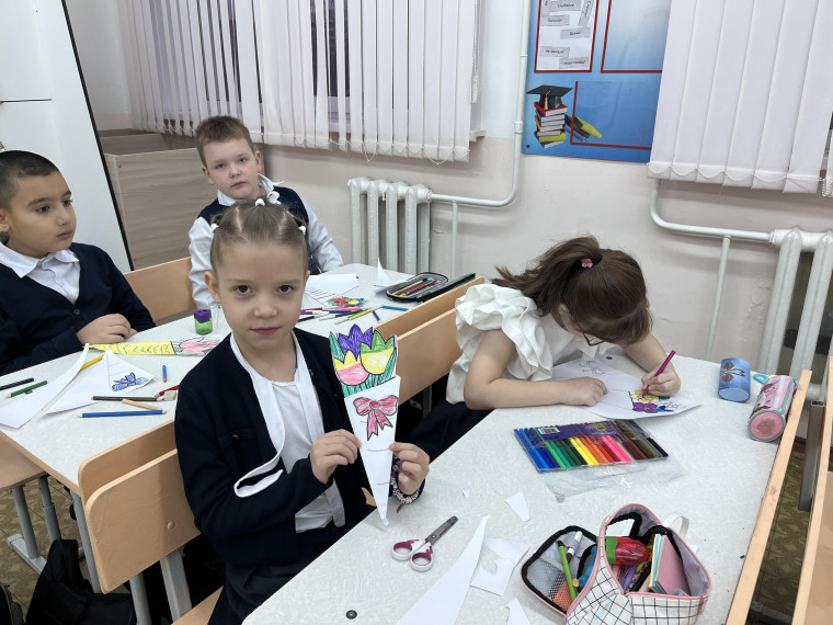 В 1 б классе было проведено внеурочное занятие по теме «С заботой к себе и окружающим»..