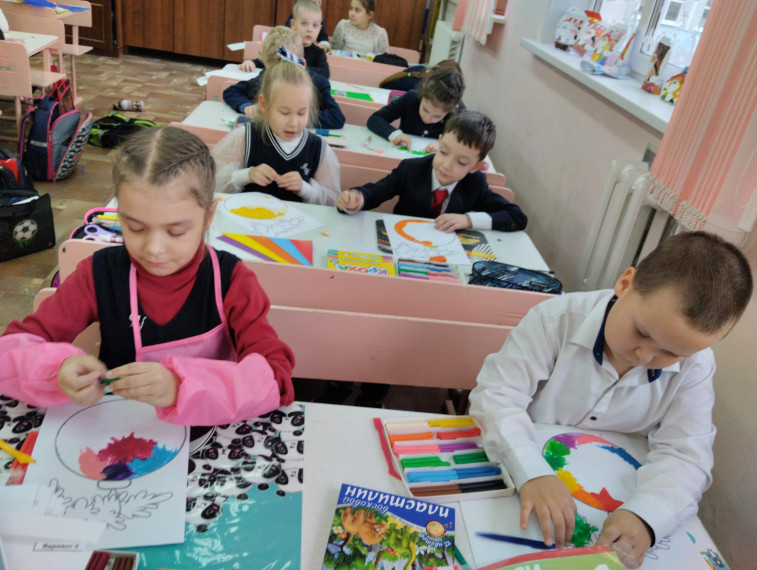 Сегодня в 1в классе отметили День волонтера.