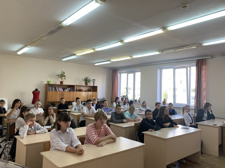 В МБОУ СШ 86 И.И.Вереникина началась новая учебная неделя с поднятия флага РФ и исполнения Гимна РФ.