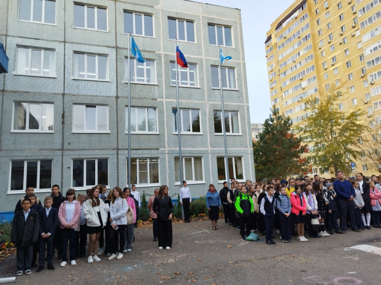 2 октября, понедельник, по традиции мы начали его с торжественной линейки и исполнения гимна РФ..