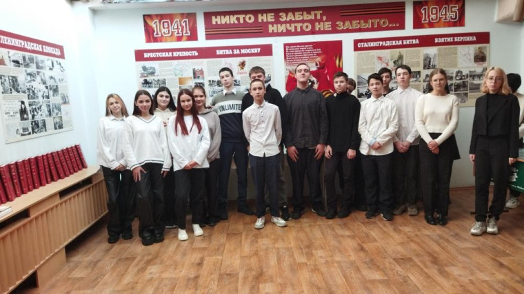 7А и 9В классы посетили наш школьный музей Боевой и Трудовой славы..