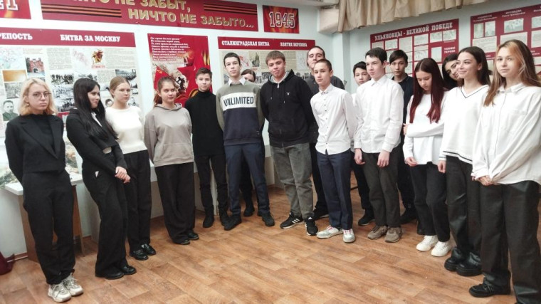 7А и 9В классы посетили наш школьный музей Боевой и Трудовой славы..
