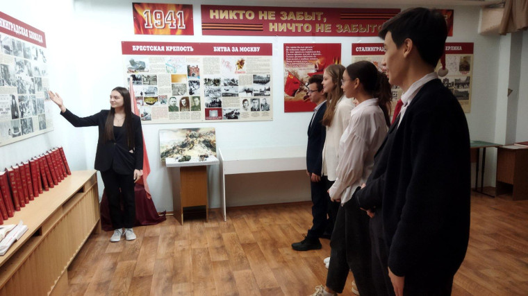 Во время зимних каникул 10 А класс посетил школьный Музей Боевой и Трудовой славы..