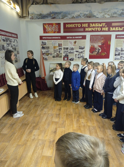 Учащиеся 1 А класса сегодня посетили школьный музей Боевой Славы..