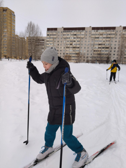 В рамках активной субботы учащиеся 4 Д кл. открыли лыжный старт..
