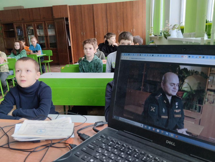 Сегодня на занятии, 3г и 4в классы, говорили о защитниках Отечества, о Российской Армии.
