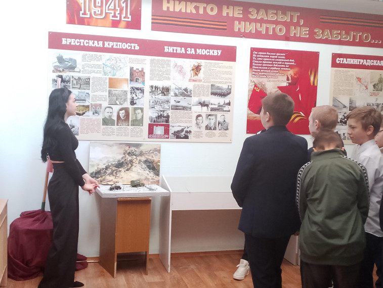 Экскурсия в школьном Музее боевой и трудовой славы.