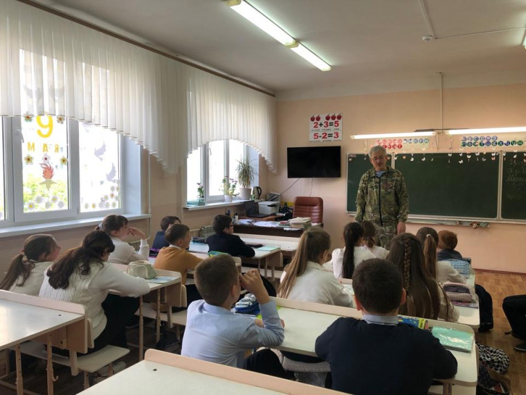 В 4 Г классе прошла встреча с ветераном боевых действий,ликвидатором последствий ЧС в Чернобыле.