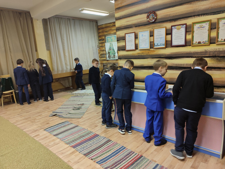 Сегодня ребята 1 класса Е посетили краеведческий музей нашей школы.