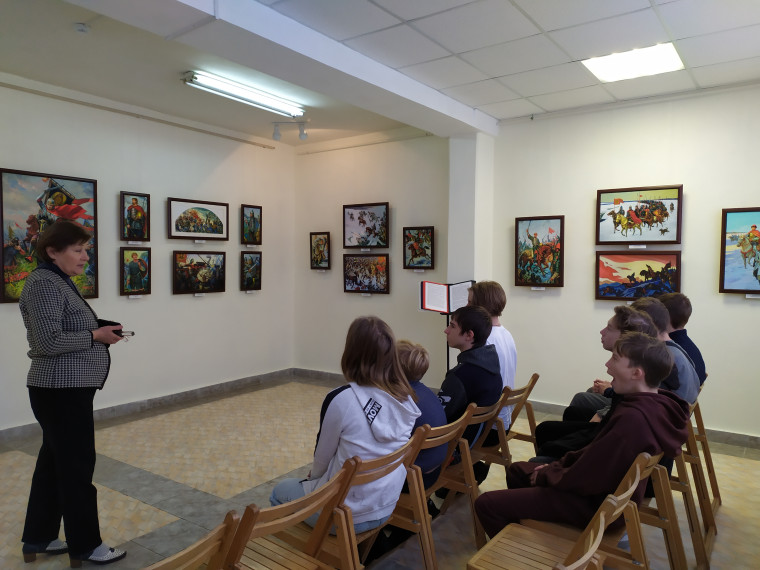 9 в класс на экскурсии в Радуге-картинной галерее.