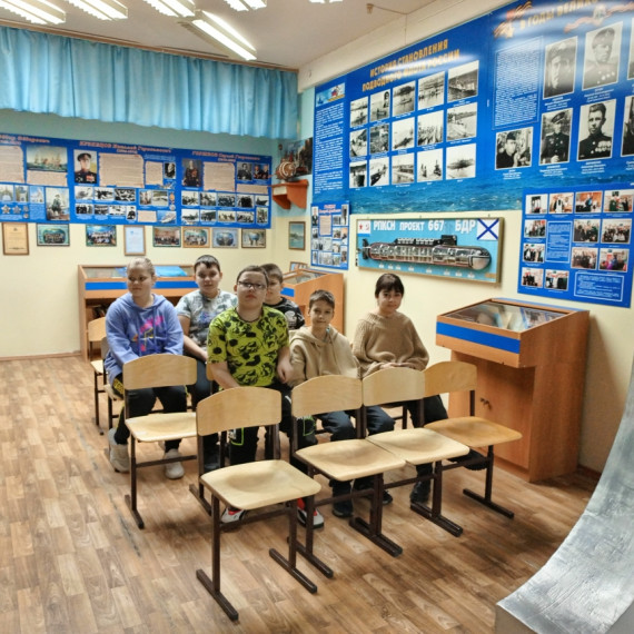 учащиеся 5б класса посетили школьный музей им. контр-адмирала И. И. Вереникина.